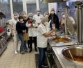 Bild: ads
Eineinhalb Tage dauerte der große Arbeitseinsatz des zehnköpfigen Helferteams um Christine Weigl aus dem Vorstandstrio (vorne), bis die 250 Portionen des Rindergulasches mit Erdnussoße "Domoda" zubereitet und mit allen Beilagen und mehr in Papiertüten verpackt waren.