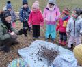 Bild: Andrea Heuser/exb
Biberbesuch im Kindergarten Hl.-Geist Neuhaus. Die Kinder erfahren alles über den Biber