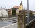 Bild: soj
Das Staatliche Bauamt Amberg-Sulzbach plant die Sanierung der Fichtelnaabbrücke in der Brander Straße. Voraussichtlich soll bei dieser Maßnahme der Überbau der Brücke erneuert werden. Bürgermeister Wolfgang Söllner will sich dafür einsetzen, dass die Brücke während der Arbeiten wenigstens einspurig befahren werden kann.