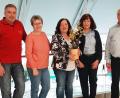 Bild: Kurmittelhaus Sibyllenbad/exb
Ingeborg Naber-Härtl (mit Blumen) zusammen mit (von links) Wellness-Leiter Herbert Pufke und Personalratsvorsitzender Claudia Summer sowie (von rechts) Sibyllenbad-Leiter Gerhard Geiger und Jutta Hoffmann, Leiterin Servicebereich Personal.