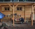 Bild: fz
Im Waldkindergarten Irchenrieth spielt sich das ganze Leben im Freien ab. Die Kinder machen dick eingemummelt Brotzeit vor ihrem Bauwagen.