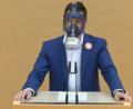 Bild: picture alliance/dpa/Bayerischer Landtag 
Der AfD-Abgeordnete Stefan Löw mit einer Gasmaske am Rednerpult im Bayerischen Landtag. Die AfD-Fraktion lehnte im Juli 2020 die im Landtag auch für Abgeordnete eingeführte Maskenpflicht ab.