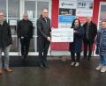 Bild: jr
Eine Spende in Höhe von 3500 Euro aus der Aktion „Rest-Cent“ überreichte die Schott AG an die Mitterteicher Tafel. Mit dabei waren (von links) Betriebsratsvorsitzender Franz Malzer, Reiner Reul (Leiter Facility Management bei Schott), Standortleiter Stefan Rosner, Tafel-Vorsitzende Nicole Fürst, ihr Stellvertreter Karl Haberkorn und Schatzmeisterin Gabriele Neumüller-Wölfl.