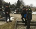 Bild: bey
Bürgermeister Rainer Rewitzer (links) nimmt auf dem Pleysteiner Friedhof die Wünsche und Vorstellungen von VdK-Vorsitzendem Josef Rewitzer (Zweiter von rechts) und Vorstandsmitglied Peter Trstan hinsichtlich der Barrierefreiheit und Zugänglichkeit zur Leichenhalle und zu den Urnenstelen entgegen.