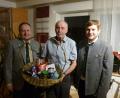 Bild: Schützenverein Eichenlaub Großenfalz/exb
Die Schützenmeister Martin Pickel (rechts) und Alexander Rösch (links) gratulieren Richard Wagner im Namen von Eichenlaub Großenfalz zum 70. Geburtstag.