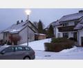 Bild: wro
Die Lampen in den Straßen von Fuchsmühl (hier in der Kurt-Schumacher-Straße im Ortsteil Ludwigshöhe) verbrauchen derzeit noch viel Strom. Einstimmig sprach sich der Marktgemeinderat für eine Umrüstung auf LED-Leuchtmittel aus, um die Kosten spürbar zu senken.