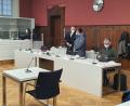 Bild: Hösamer
Der 39-jährige Angeklagte (stehend, rechts), hier im Gespräch mit seinem Anwalt David Volke (links), musste sich vor der Strafkammer am Landgericht Amberg wegen Drogenhandels verantworten.