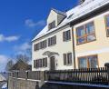 Bild: Gabi Schönberger
Das evangelische Pfarrhaus in Flossenbürg und das direkt verbundene Bonhoeffer-Haus (rechst) haben neue Besitzer. Jetzt sollen die Wogen nach dem Verkauf geglättet werden.