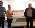 Bild: Kunz
(Von links) Felix und Kristina Weiser überreichen Herbert Putzer einen Scheck über 2000 Euro.