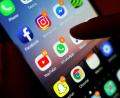 Archivbild: Yui Mok/dpa
Auch ein Smartphone-Kurs für Senioren gehört zum Angebot des Schwarzenbacher Quartiersmanagements.
