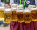Symbolbild: Peter Kneffel
Eine Bedienung trägt acht Maß Bier zu Tischen. Foto: Peter Kneffel/dpa/Symbolbild
