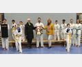 Bild: rha
Die Kinder- und Jugendgruppe Taekwondo des TuS Vilseck freut sich über eine Zuwendung des Schnäppchen- und Flohmarktladens Vilseck. Veronika Pröls (links) und Gudrun Quarder (rechts) überreichen die Spende an Trainer Dominik Gruber (Mitte).