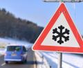 Symbolbild: Foto: Uwe Anspach/dpa
Diese Schild warnt Autofahrer vor der Gefahr winterlicher Straßenglätte.