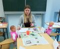 Archivbild: exb/Sigrid Troidl-Kazoglou
Bei den Prüfungen dienten angehenden Kinderpflegern am Beruflichen Schulzentrum Neustadt/WN im Sommer 2020 wegen der Corona-Pandemie Puppen als Ersatz.