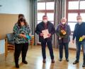 Bild: fjo
Zweiter Bürgermeister Josef Schmucker (rechts) dankt mit Geschäftsleiterin Kerstin Wilka-Dierl dem langjährigen Gemeindearbeiter Heinrich HIerold und dessen Ehefrau Anneliese (von links).
