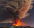 Bild: Salvatore Allegra
Rauch steigt aus einem Krater des Ätna, dem größtem aktiven Vulkan in Europa, auf. Auf Sizilien ist der Vulkan Ätna erneut ausgebrochen.