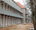 Bild: Wolfgang Steinbacher
Das ehemalige Bettenhaus: Außen ist die Sanierung beendet, im Inneren warten alle 119 Wohnungen noch auf den Ausbau. Den sollen und wollen die Käufer nun in Eigenregie in Angriff nehmen.