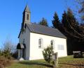 Bild: soj
Unter blauem Himmel erstrahlt die Kapelle auf dem Kalvarienberg im Sonnenlicht.