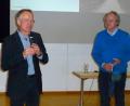 Bild: Maria Elberskirch/exb
Der Vorsitzende des katholischen Männervereins, Walter Elberskirch (rechts), bedankte sich mit einem Präsent bei dem Referenten Wolfram Strack.