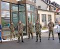 Bild: Fabian Polster/Landratsamt/exb
Beim Rundgang im Gesundheitsamt dabei waren (von links) Leiter Dr. Stefan Geyer, Teamleiter Moritz Gärtner, das Bundeswehr-Team aus Straubing sowie Dr. Susanne Seidl-Pillmeier und Landrat Roland Grillmeier.