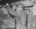 Bild: Sammlung Hans Schöner
Hans Schöner war einer der letzten Bergleute, die im Theresienstollen Erz abbauten. Er erlebte die Schließung des Stollens 1964 und damit das Ende der Jahrhunderte langen Bergbaugeschichte Ambergs.
