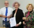 Bild: Hirsch
Friseurmeisterin Ria Achhammer (rechts) und Innungsobermeister Bernhard Dräxler (links) überreichten Ursula Filatsch (Mitte) Urkunde und Ehrennadel der Handwerkskammer Niederbayern/Oberpfalz für 50 Jahre Treue zum Friseursalon Achhammer.