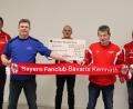 Bild: stg
Die Verantwortlichen des Kemnather Bayern-Fanclubs um Vorsitzenden Rainer Kische (Mitte) überreichten einen Scheck über 2000 Euro an Holger Pühl (Zweiter von links).