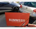 Symbolbild: Holger Hollemann/dpa
„Bleiben Sie fair – wählen Sie 110“, wenn es „Rummss!!!“ macht, steht auf einer Postkarte, die vor eine gestellte Unfallsituation mit zwei Personenwagen gehalten wird. Für einen Mann aus dem Landkreis Tirschenreuth kein Thema. Nachdem er ein Auto angefahren hatte, machte er sich aus dem Staub. Jetzt stand er vor Gericht.
