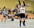 Bild: Hubert Ziegler
Christina Beer von der HG Amberg (am Ball) wirft eines ihrer drei Tore im Spiel, nachdem sie Routinier Maria Schlosser vom HC Weiden (rechts hinten) ausgespielt hatte.