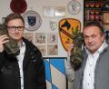 Bild: Wolfgang Steinbacher
Stehen in ständigem (Funk-)kontakt zueinander: Ihre Militärfahrzeugschmiede zur größten Privatsammlung von Bundeswehr-Ausrüstung in Bayern zu machen, daran arbeiten Johannes (links) und Johann Gruber teils bis zur Erschöpfung.