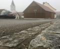 Bild: upl
Die Bürgermeister-Delling-Straße in Trisching soll ausgebaut werden. Mit einer möglichst niedrigen Bordsteinkante.
