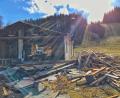 Bild: Ferdinand Sperber/exb
Nach den Vorarbeiten im Inneren der unteren Hütte an der Skianlage Schloppach ist nun mit dem Rückbau des Gebäudes begonnen worden.