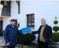 Bild: mab
Bürgermeister Peter Neumeier (links) übergibt das Hausnamenschild (Gruberhansenhof) an Eigentümer Manfred Röhl.