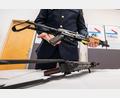 Bild: Armin Weigel/dpa
Passau: Ein Polizist zeigt am Rande der Jahresbilanz 2021 der bayerischen Grenzpolizei sicherstellte Waffen (umgebaute AK-47 Kalaschnikow).