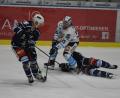 Archivbild: gb
Die Blue Devils empfangen am Dienstag den SC Riessersee. Das erste Heimspiel (Szene mit Elia Ostwald, links) gegen den Traditionsverein gewannen die Weidener im Oktober 2021 mit 5:0.