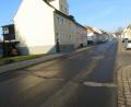 Bild: kgg
Die Fahrbahn in der Karolinenstraße in Waldsassen weist viele Schäden auf. Diese könnten zusammen mit der Aktion in der Pfaffenreuther Straße behoben werden. Dort soll nach der Verlegung der Wasserleitung die Fahrbahndecke erneuert werden.