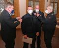 Bild: Thomas Graml/exb
Dem neuen Stadtbrandmeister werden die Dienstgradabzeichen angeheftet (von links): Oberbürgermeister Michael Cerny, Stadtbrandmeister Sebastian Schindler, Stadtbrandinspektor Christoph Bachmann und Stadtbrandrat Heinrich Scharf.