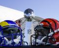Bild: Morry Gash
Die Vince Lombardi Trophäe ist hinter den Helmen der Los Angeles Rams (l) und der Cincinnati Bengals zu sehen.