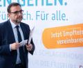Bild:  Sven Hoppe/dpa
Der bayerische Gesundheitsminister Klaus Holetschek (CSU kommt zu einer Pressekonferenz zur einrichtungsbezogenen Impfpflicht.