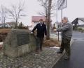 Bild: ubb
Franz Kunz (rechts), Vorsitzender des Cheddleton/Wetley Rocks-Clubs, und Mitterteichs Bürgermeister Stefan Grillmeier sinnieren am Gedenkstein zur Partnerschaft der Kommunen am Cheddletonring über längst vergangene Zeiten.