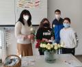 Bild: jpl
Lehrerin Karin Sieber (links) organisierte mit der SMV die Valentinsaktion an der Fichtelnaabtal-Mittelschule.