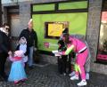 Bild: krb
Bei der Faschingsschnitzeljagd in Neustadt suchten die Teilnehmer in den Schaufenstern von Geschäften nach dem Lösungswort.