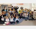 Bild: lep
Beim Eröffnungslied, das von den Erzieherinnen begleitet wurde sangen die Kinder fröhlich mit. Die Bewegung beim Refrain durfte natürlich nicht fehlen.