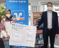 Bild: njn
Viktor Hofmann (rechts) überreichte an Elvira Herbert den Gewinn.
