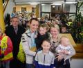 Bild: Gabi Schönberger
Familienmensch Eric Frenzel: Das Bild zeigt den dreifachen Olympiasieger vor vier Jahren beim Empfang nach den Spielen in Südkorea. Er hält Leopold (mittlerweile sechs Jahre alt) im Arm, Mama Laura die kleine Emma (jetzt vier). Vorne steht Philipp, der heute 15 Jahre alt ist.