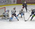 Bild: gb
Die Blue Devils besiegten am Dienstag den SC Riessersee mit 4:0. Das Bild eine Szene aus dem ersten Heimspiel gegen die Garmischer, das die Weidener mit 5:0 gewannen.