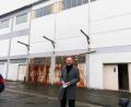 Bild: Portner
Siegfried Rossmann steht vor dem künftigen Haupteingang der 31 Meter langen Halle, die auf drei Etagen Garagen, Abstellräume, Büros und Wohnungen beherbergen wird. Rechts der alte Lastenaufzug.