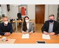 Bild: Susanne Schwab, Stadt Amberg/exb 
Die Leiterin der Regensburger Niederlassung der Firma Ten Brinke, Sandra Kainz (Mitte), und Oberbürgermeister Michael Cerny (rechts) unterzeichnen im Beisein von Projektleiter Roland Seissler die Aufhebungsvereinbarung, nach der keinerlei offene Ansprüche der beiden Parteien mehr bestehen.