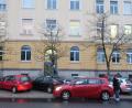 Bild: Kunz
Ein Elternauto hält vor dem vor dem Lehrerparkplatz am Augustinus-Gymnasium in zweiter Reihe. Das kostet seit dieser Woche 55 Euro.