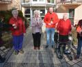 Bild: jr
AWO-Geschäftsführerin Heike Laube (rechts), Mitarbeiterin und Initiatorin Lea Herrmann (links) sowie Mitarbeiter Wolfgang Hecht überreichten am Valentinstag allen Seniorinnen im „Betreuten Wohnen“ am Dennerleinplatz rote Rosen als kleine Aufmerksamkeit.